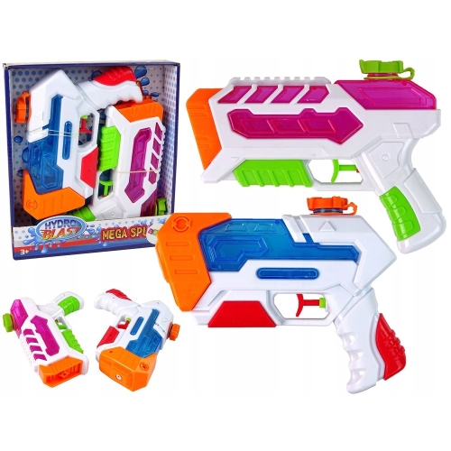 Dwa białe pistolety na wodę do ogrodu